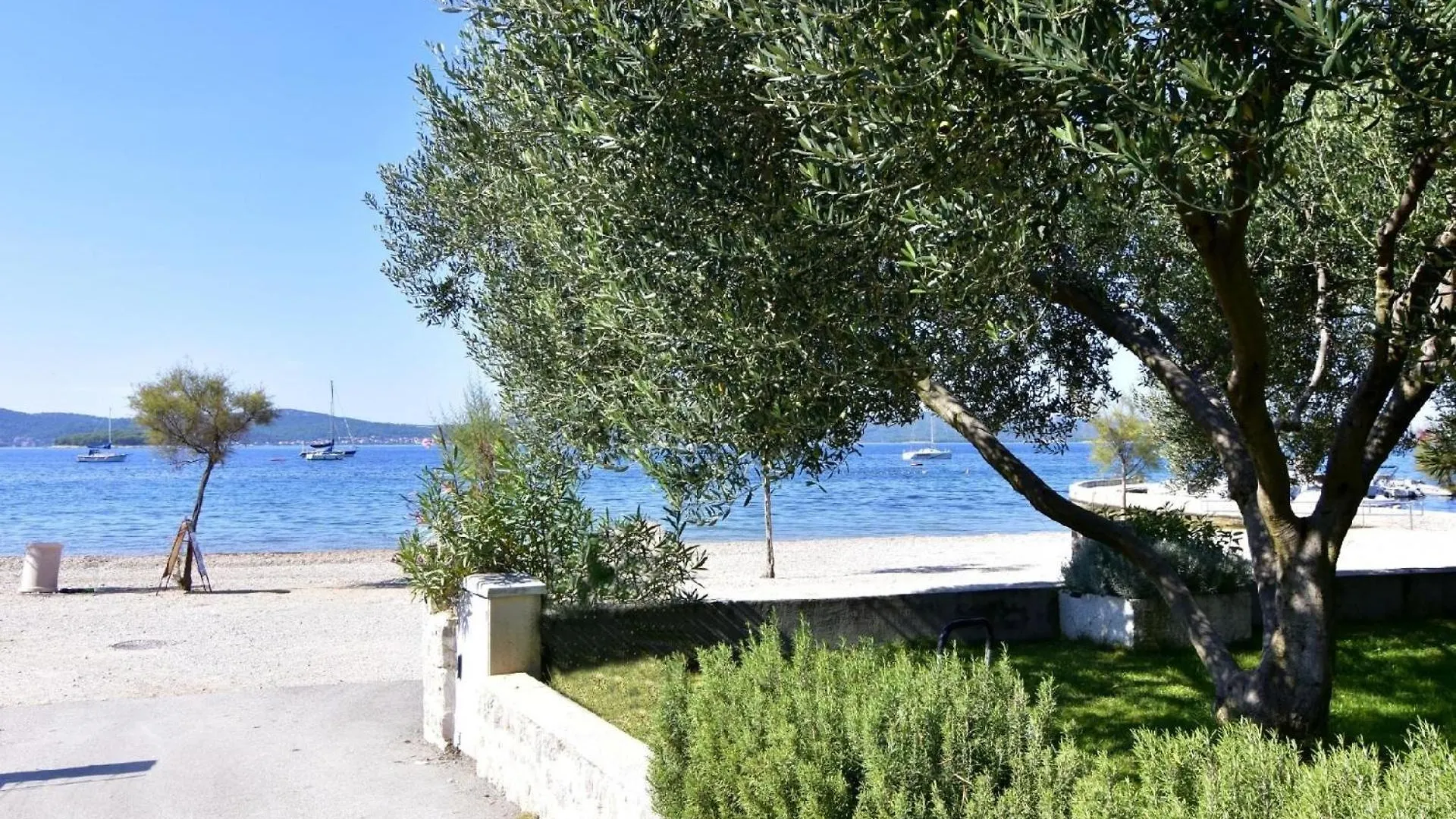 Apartment Fuer Paare, Nur Einen Steinwurf Vom Strand Entfernt  Biograd Na Moru